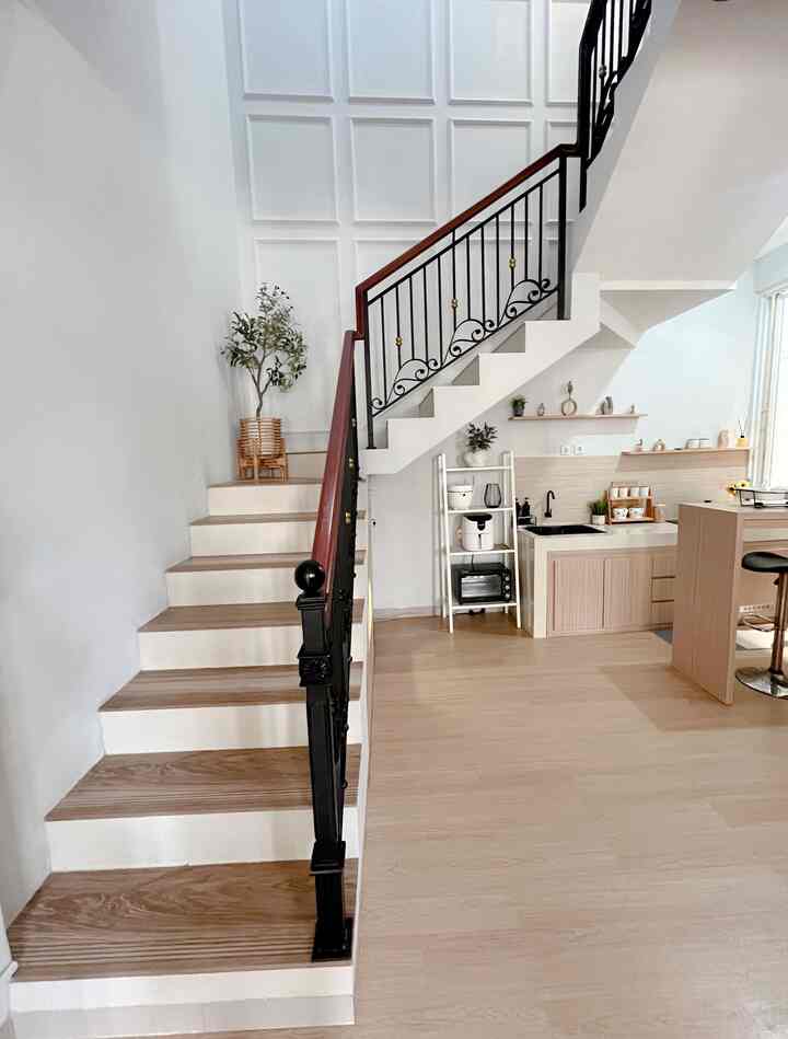 Area tangga dirumah.shacca

Tangga ini adalah tangga bawaan developer, dengan model U shape.
Ada 18 anak tangga dengan ukuran per anak tangga 90 x 30cm

Tembok di area tangga ini lumayan tinggi sekitar 5,5 meter

Pemasangan wall moulding menambah kesan tinggi juga pada dinding

#InspirasiTangga
#InspirasiTanggaRumah
#InspirasiTanggaMinimalis
#RumahMinimalis
#RumahOpenSpace
#TanggaRumag