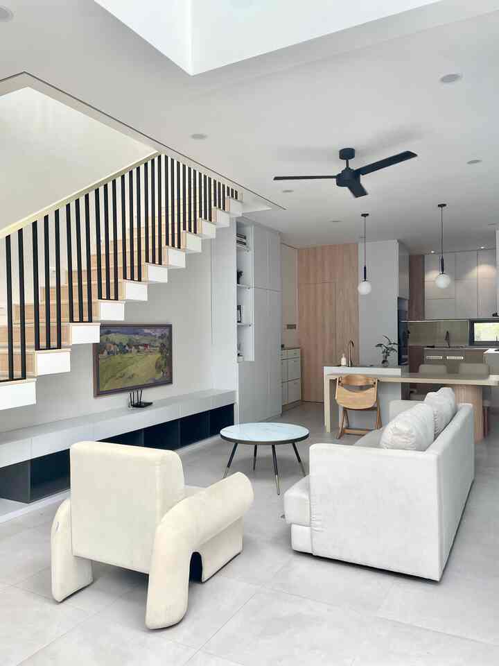 Living room dengan konsep open space agar memberikan kesan yang luas menyatu dengan ruang makan dan dapur. Open space ini memiliki  tema minimalis, dipadukan warna putih, coklat muda, dan hitam, menciptakan suasana yang nyaman dan modern. Tertarik dengan konsep open space seperti ini? 

#SofaMinimalist #RumahOpenSpace #RumahTanpaSekat #RumahLega #OpenSpace #MinimalistLiving