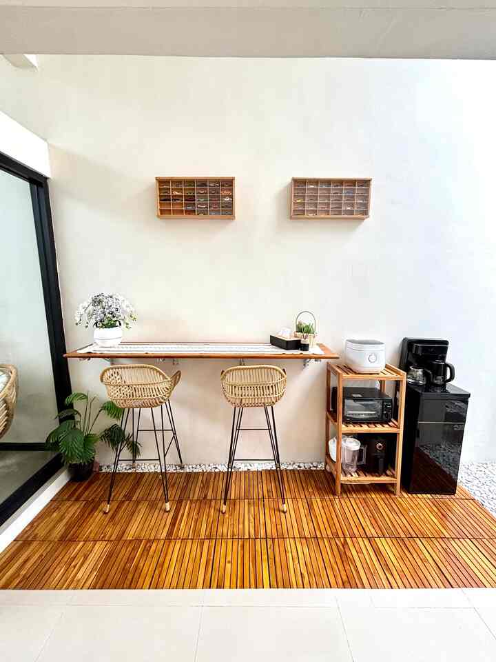 Karena tidak memiliki meja makan khusus maka kami membuat meja custom yang digantung untuk kami jadikan meja makan atau meja sajian.

meja makan ini dapat dilipat jika tidak digunakan dan lantai di area makan ini menggunakan decking tile untuk membedakan antar ruangan dan juga sebagai estetika❤️✨

#RuangMakan #RuangMakanMinimalis #DiningRoom #MejaMakan #MejaMakanKayu #MejaCustom #KursiBarRotan