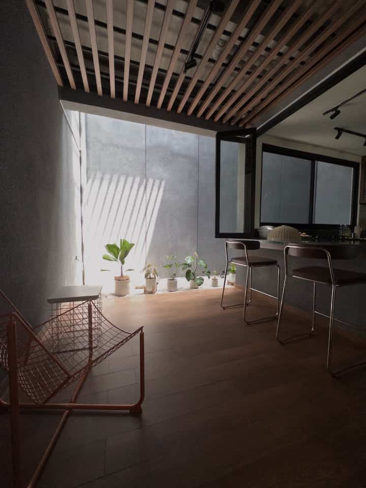 pengen punya area hijau di dalam rumah yang low maintenance

kami berdua memutuskan untuk membuat taman kering di area belakang rumah. agar tetap ada yang hijau-hijau, jadilah kami membeli beberapa tanaman di dalam pot. selain itu dengan adanya area ini, sirkulasi udara di dalam rumah pun tetap terjaga.

#tamankering
#tanamanhias
#tamanbelakang
#rumahminimalis
#terasbelakang