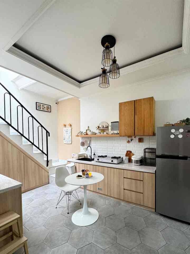 Dapur Rasa Cafe 🍽️

Punya meja bulat ini suasananya serasa di cafe.
Walaupun hanya sekedar sarapan atau ngopi saja disini.
Ternyata furniture yang looksnya aesthetic bisa merubah suasana. Menurut kalian gimana setuju gak? 🤗

#DapurMinimalis
#DapurSegaris
#DapurMungil
#InspirasiDapur
#CatDapur
#DapurRasaCafe
#MejaAesthetic
#DiningRoom