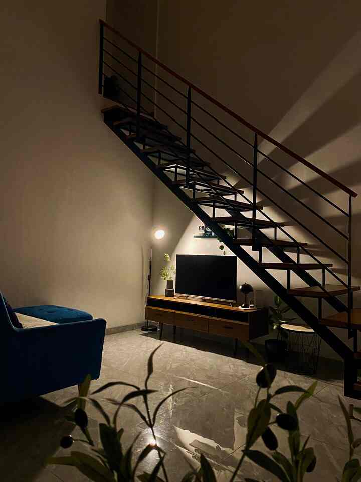 TV Corner

Rumah kami yang minimalis ini menuntut kami untuk memanfaatkan space yang ada agar bisa berguna. Salah satunya ialah TV Corner ini.
Kami manfaatkan area bawah tangga ini untuk menempatkan TV dan beberapa item dekorasi sederhana lainnya sebagai pemanis.
Sehingga area open space ini tetap terlihat lega dan luas.

#InspirasiRumahMinimalis #InspirasiLivingRoom #TVCorner #SmallSpace #HomeInspo #JapandiIndustrial