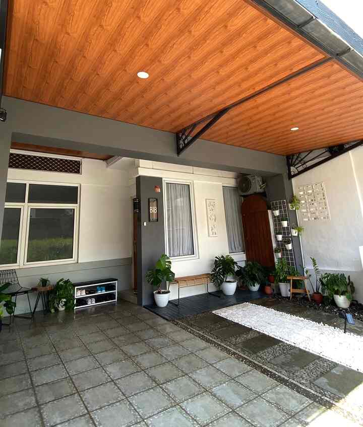 Inspirasi Teras Rumah Lebar 6m

Teras ini mengalami beberapa kali makeover sehingga menjadi seperti sekarang ini.
📌 Lantai menggunakan perpaduan keramik, batu alam, deck batu alam dan deck plastik.
📌Dinding polos dan roster.
📌Kanopi dengan plafon pvc motif kayu agar diperoleh kesan natural.
📌Dilengkapi dengan kursi rotan, rak sofa sepatu, lemari penyimpanan sapu (diy), kursi besi dan beberapa pot tanaman.

Kondisi before ada di slide terakhir.

#teras #terasrumah #tamanberanda #tamandepanrumah #taman #rumahminimalis #dindingroster #plafonpvc #deckingbatualam #runnenikea #lemaripenyimpanansapu #lemarisapu


