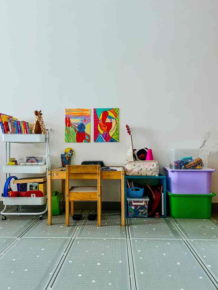 Di rumah M&A yang berkonsep open space dengan lahan terbatas ini, kami tetap sediakan space untuk anak-anak kami bermain dan mengeksplorasi. Walaupun terlihat minimalis, tetap aja kalau lagi bermain berantakan juga. 😂

Dua lukisan yang dipajang juga hasil recreate lukisan pelukis classic yang dibikin sama anak pertama kami. ❤️

Dengan menyediakan space untuk anak bermain, kita mencoba memberikan anak-anak ruang buat mereka di rumah ini. Sehingga rumahnya tidak hanya rumah ibu-bapaknya aja, tetapi rumah bersama yang anak-anak juga nyaman di dalamnya. 😊🤍

#RuangBermainAnak #SpaceBermainAnak #RuangBermainMinimalis #RuangAnak #RumanBermainOpenSpace #RuangBermainTanpaSekat #RuangBermainIkea #TempatBermainAnak