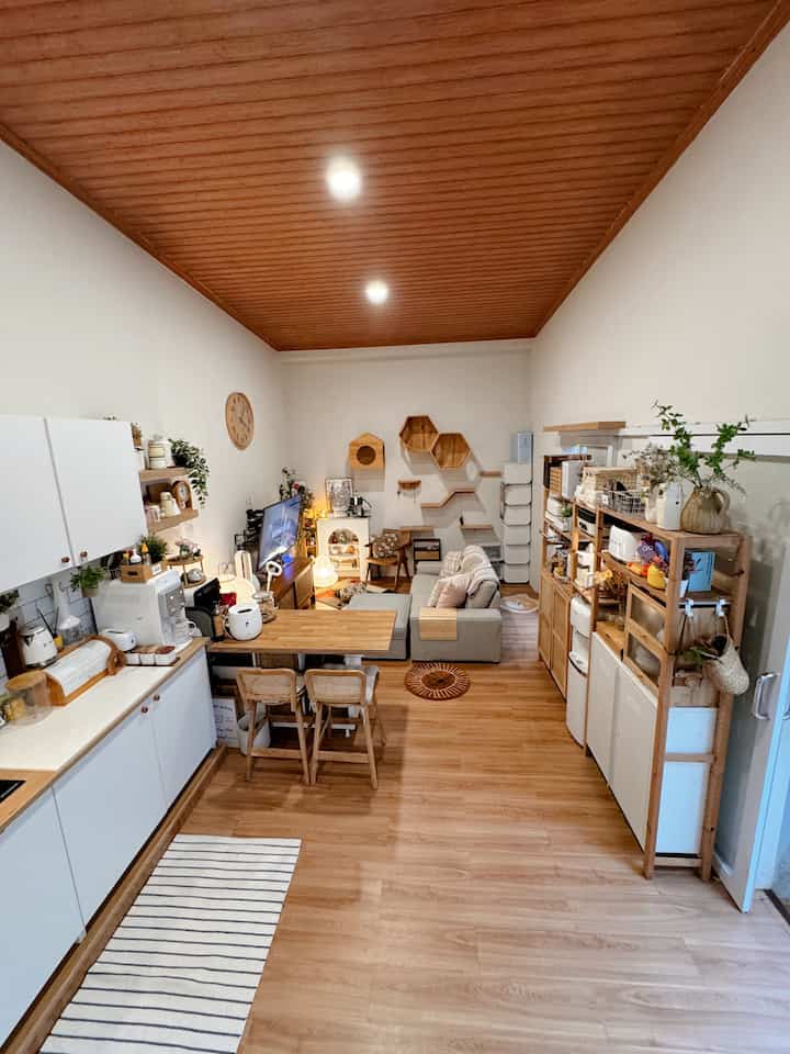 Open space kitchen, dining dan living room bikin ruangan lebih lega dan senua aktifitas bs berbarengan.
Makan sambil nonton, masak sambil dengetin podcast, nyuci piring sambil dengerin music. Ga berasa sepi deh


#kylehome #livingroom #diningroom #kylehome 
#Kitchenset
#KitchenSetMinimalis  #PlavonWPC
#RumahOpenSpace
#RumahTanpaSekat #RumahLega 


