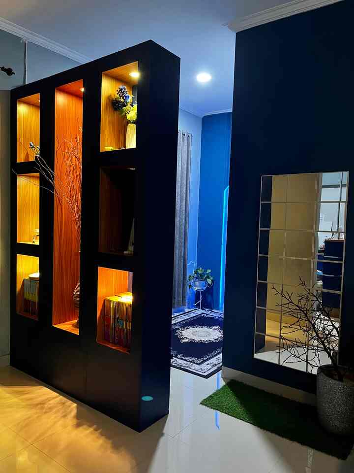 Kami membuat Mushola tersembunyi di belakang Partisi tepat pada area masuk ke rumah ini. 
Berawal dari tamu yang datang ke rumah untuk ikut shalat, yang biasanya bagian depan itu dibuat ruang tamu namun karena ada kelebihan ruang kami membuat mushola mini di bagian depan ini dengan ukuran 240 x 150 cm dengan sekat partisi. 
Mimbarnya kami buat dari material alderon dan gypsum.

#ruangcompact
#musholamini
#partisi
#rakbuku
#lorongmasuk
#mushola
#kaligrafi
#alderon
#mimbar
#diy