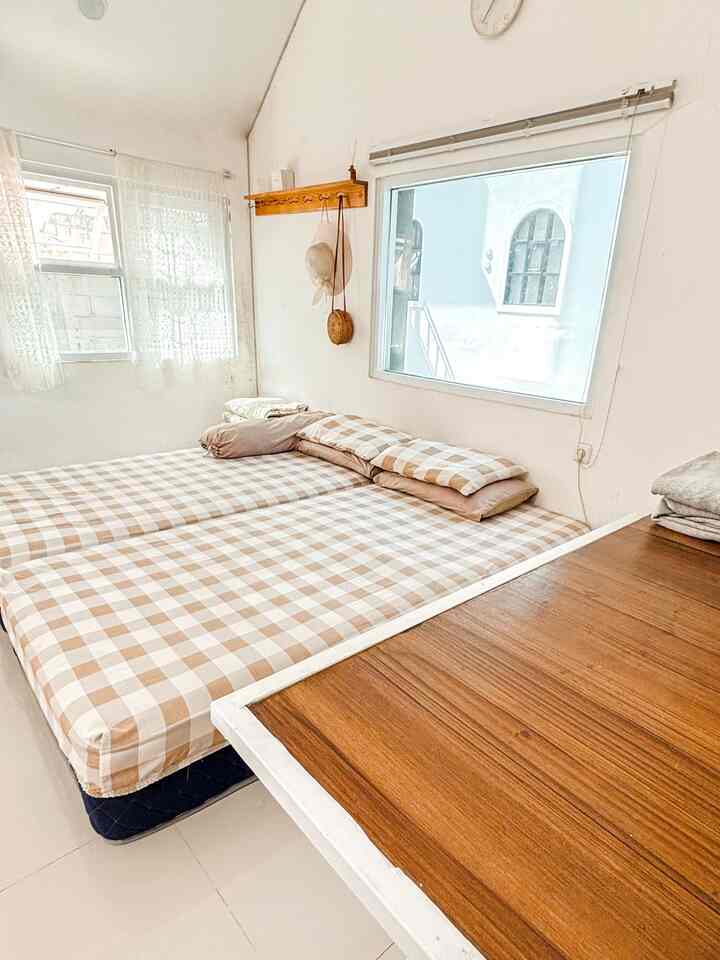 Kamar di mezanin yang memiliki luas 10 meter persegi ✨
Kamar tanpa pintu tapi masih bisa jadi tempat privasi dan tidak terlihat dr bawah. Konsep rumah ini bisa di bilang open space atau compact house sih, karena rumah ini memiliki fasilitas yang lengkap di dalam satu ruangan tanpa sekat. 
Inspirasi kamar tanpa dipan yang di lengkapi dengan meja multifungsi yang bisa di jadikan tempat kerja atau belajar. Super lengkap ga tuh? 
Karena kami belum bisa custom furniture sesuai ukuran ruangan, jd kami menyusun barang yang kami punya di salah satu sudut ruangan, agar kamar mungil ini bisa terlihat lebih luas
Pemilihan warna cat dan pemilihan warna barang yang kami punya pun, sangat mempengaruhi look satusatunya kamar di rumah inii✨
.
Semoga bisa menginspirasi ya, buat kalian yang punya plafon rumah yang tinggi terus bingung mau di bikin apa. Atau barangkali ada yang sudah punya mezanin tp bingung mau di apain 😉 #lampugantung #spreiaesthetic #storage #tirai #rumahOpenSpace #Rumahmezanin #RumahTumbuh