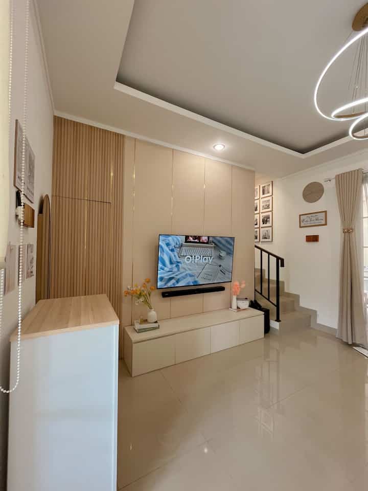 Ruangan favorit dirumaa.ina ^^

Buka pintu langsung masuk ke area living room dengan backdrop tv yang merangkap gudang di bawah tangga.

Aku sebut living room ini sebagai ruangan favorit karena ruang ini jadi tempat pertama kali melepas lelah setelah bepergian dari luar.

Dengan warna cream kesukaan kami, membuat ruangan ini lebih hangat dan estetik. Di bagian Wood Panel, ada pintu kamuflase sebagai pintu masuk area gudang di bawah tangga.

#LivingRoom #RuangKeluarga #RuangTamu #BackdropTV #GudangBawahTangga #AreaBawahTangga #BackdropTVMinimalis #PintuKamuflase
