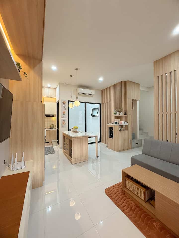 Ini beberapa angle dari ruangan open space di rumahku.. semua warna dasarnya warna cream yaa, lebih tepatnya warna HPLnya Court Ash.. ada di product tag 😍
Makin cakep lagi kalo ditambahin HPL putih, atau dekorasi warna teracotta.. gatau napa suka banget sama perpaduan warnanya 😍
#RumahOpenSpace #RumahTanpaSekar #RumahLega #WarnaHPLRumah #DindingRumah #KitchenSet #LivingRoom