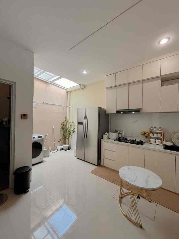 Rumah compact dengan kitchen, laundry room, dan kamar mandi tamu yang berada di satu area^^

Jadi, area lantai 1 dirumaa.ina terbagi menjadi 2 area yaitu area ruang tamu dan area dapur. Diantara kedua area ini ada pintu kaca sebagai pembatas.

Karena rumah kami bertumbuh, banyak sekali spot di area dapur ini yang masih bisa di explore. Semoga perlahan terus bertumbuh dan bisa menginspirasi tetangga O!house🤗🫶

#KitchenSet #KitchenSetMinimalis #RuanganTerbatas #RumahCompact #RumahMungil #LaundryRoom #AreaJemur #KamarMandiTamu