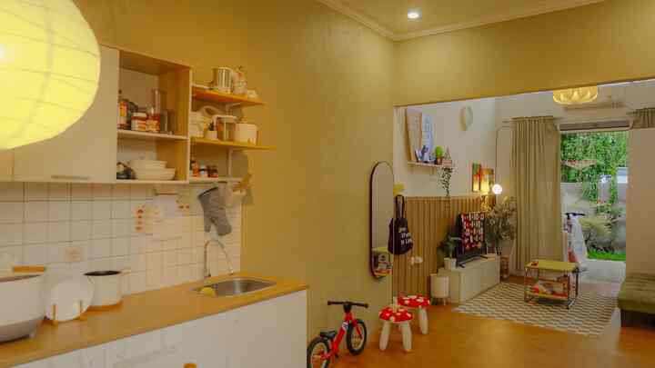 Rumah Open Space tanpa sekat buka pintu langsung terlihat segaris ngeplong dari area living room sampai dapur. Anak anak pun leluasa sepedaan didalam rumah. Open space dirumah kami juga minim perabot, konsep ini sangat cocok untuk kami, rumah terasa lega dan tetap rapi.

#lantaivynil #kitchensetjapandi #catdindingestetik #rumahopenspace #rumahtanpasekat #rumahlega