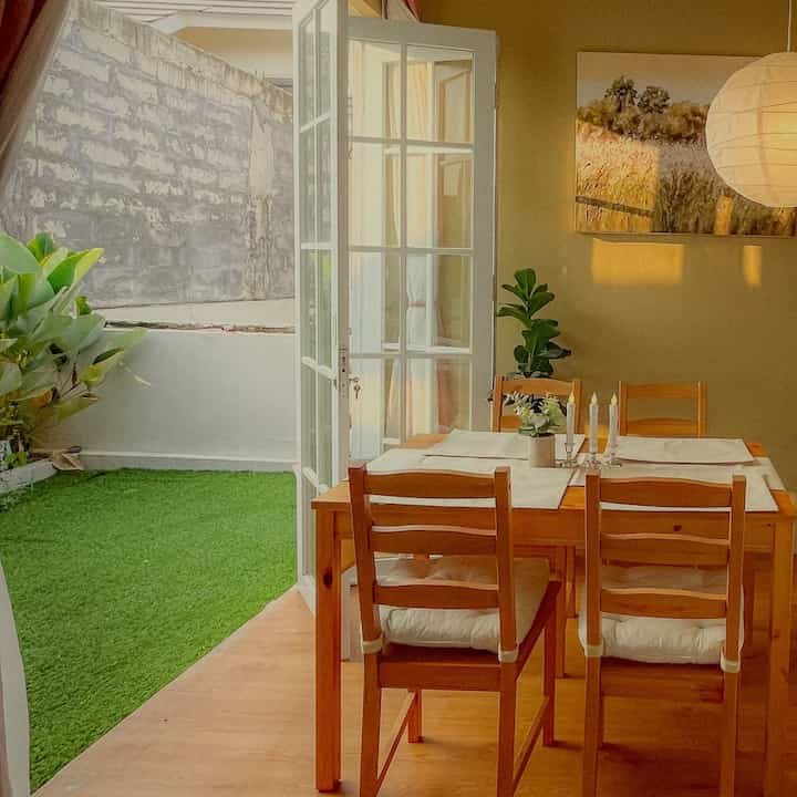 Kelebihan memiliki kitchen dan dining menghadap taman. Suasana makan jadi lebih rilex, sirkulasi cahaya dan udara sangat baik apalagi dapur kami tidak memiliki cooker hood. Membuat area kitchen & dining jadi lebih estetik dan terlihat luas.

#lantaivynil #kitchensetikea #kitchensetjapandi #mejamakanminimalis #diningsetikea #innercourtyard #inspirasidapur #inspirasiruangmakan