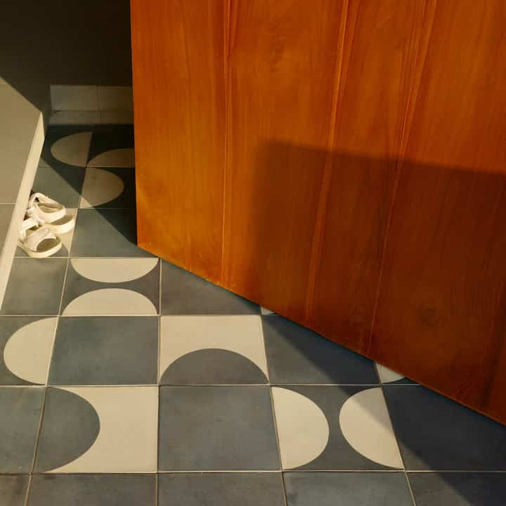 Aku suka sekali dengan tegel, jadi aku coba untuk menggunakannya untuk menyapa kami di pintu masuk. Karena aku suka dengan biru jadi kupilih aksen biru untuk motifnya. 

#tegel #entrance #foyerrumah #ubinklasik