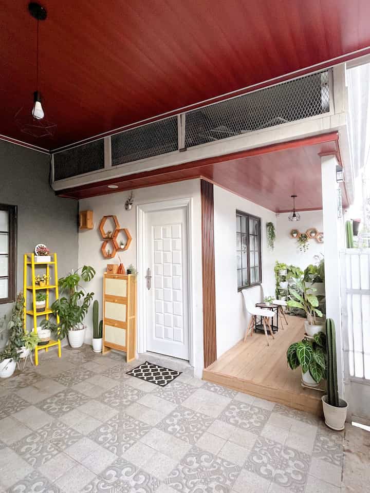 Teras mungil ✨

Teras ini hanya berukuran 1,5 x 3,5 meter, tidak luas namun cukup untuk tempat menerima tamu laki-laki suami. Biasaya kalau ada tamu laki-laki suami cukup disini saja, dan biasya teras ini kami gunakan untuk bersnatai di sore hari.

Next, pengen makeover teras ini bikin bangku ala2 cafe dan bawah nya buat sotrage yang di kasih pintu.

Smeoga menginspirasi 🤗

#TerasMungil #TerasMinimalis #TerasSederhana #InspirasiTerasMungil #WarnaCat #KursiTeras