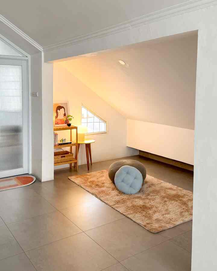 Siapa bilang area attic rumah cuman bisa jadi gudang? Kita manfaatin space ini buat reading room yang tetap airy dan comfy!📚

Kuncinya? Pakai furnitur dan dekor yang compact agar space ngak berasa sempit. Plus, tambah aksen-aksen lampu warm tone biar suasanya lebih cozy🌤️

Reading room? Yes. Tempat santai paling enak? Juga yes!

#RumahOpenSpace #RumahTanpaSekat #RumahLega #Attic #Loteng #ReadingRoom #RuangBaca