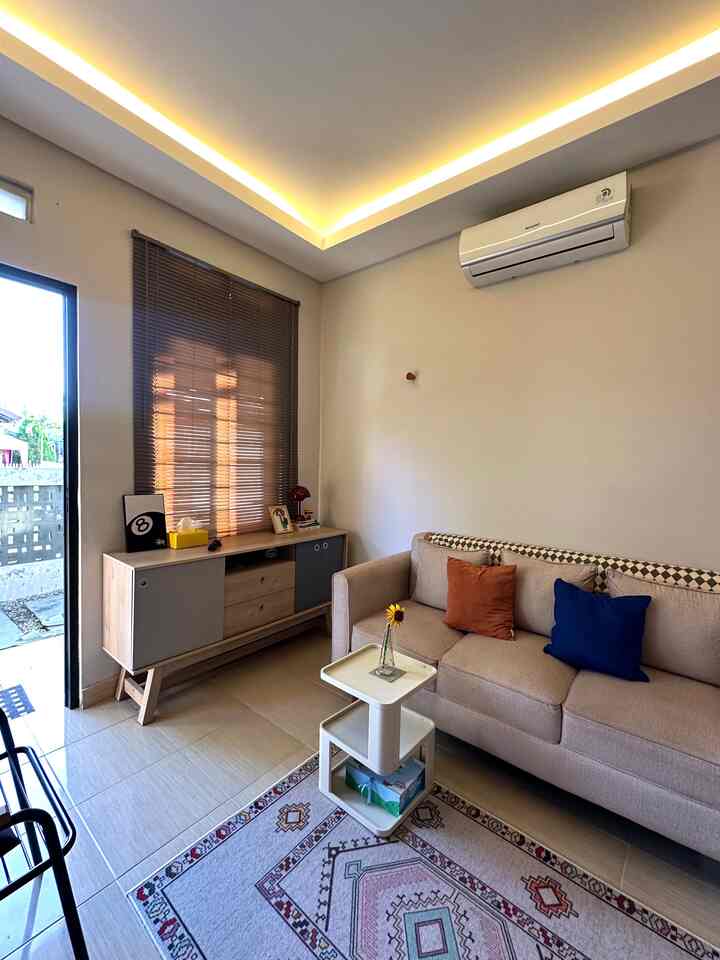 Karena ukuran lahan yang terbatas, ruang tamu dibuat menyatu dengan area living room. Kami menggunakan sliding door untuk mengakses area taman kecil di dalam rumah 🌱💫

#warnacatrumah
#rumahminimalis
#sofaruangtamu 
#karpet
#dekorasiruangtamu 
#slidingdoor
#listpanel
#RuanganTerbatas
#RumahCompact
#RumahMungil