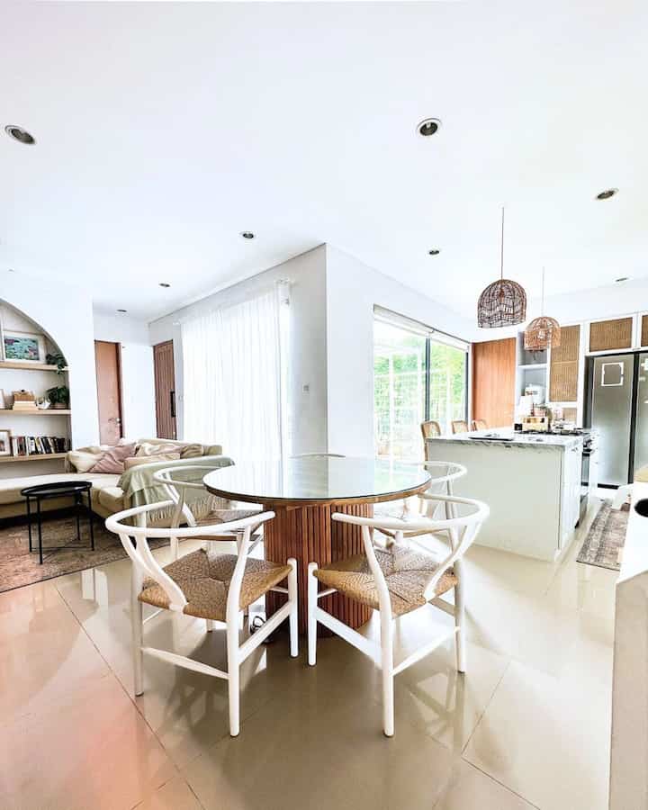 ✨Cozy, Elegan, & Feminin dalam Harmoni✨

Bagiku, rumah harus terasa lapang, nyaman, dan tetap elegan. Itulah kenapa aku memilih konsep open space, yang menghubungkan ruang tamu, ruang makan, dan dapur bersih dalam satu kesatuan yang harmonis. 💫

Dengan desain ini, setiap sudut terasa lebih luas, cahaya alami mengalir bebas, dan interaksi jadi lebih hangat. Sentuhan warna pink di beberapa detail memberikan nuansa feminin yang lembut, tanpa kehilangan kesan modern dan sophisticated. 💕

Rumah ini bukan sekadar tempat tinggal—tapi cerminan dari diriku. Cozy, elegan, dan penuh kehangatan. ✨🏡

#RumahOpenSpace #RumahTanpaSekat #RumahLega
#mejajati #archshelving #kaplampu #kitchenrunner #tiraiputihtipis
#CozyElegance #OpenSpaceLiving #FemininWithATwist  #Nordichome #Scandinavian #TheABChaven 