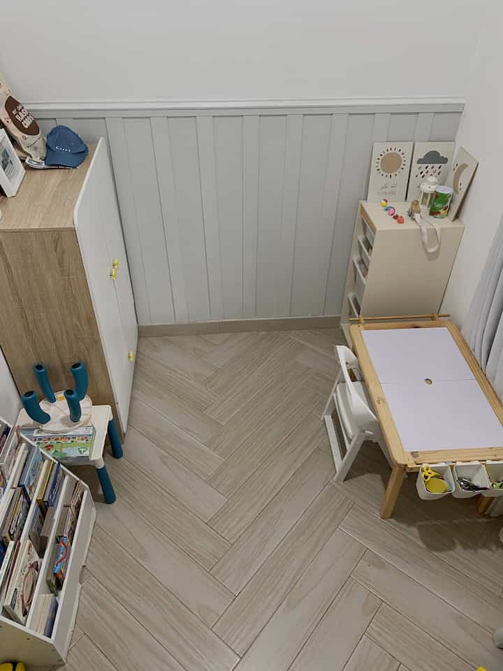 Playroom dengan penyimpanan multifungsi adalah salah satu caraku agar ruang main anak tetap rapih.

#mejasensoryanak #storagemainan #lemarianak #lantaikamaranak #dekorasikamaranak #playroomideas #boysplayroom
