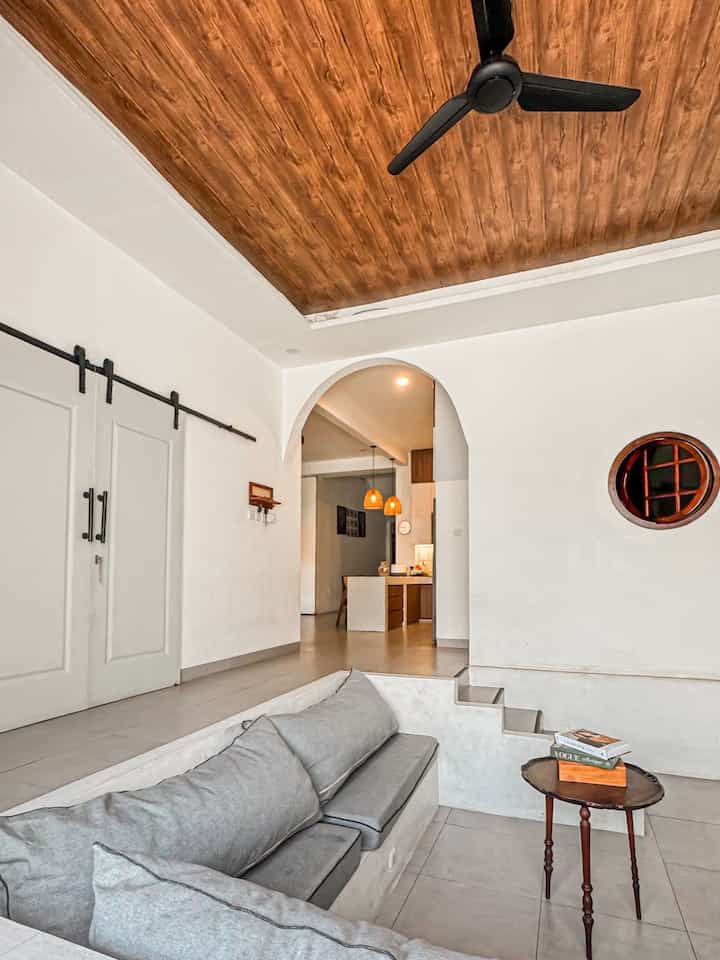 Rumah kecil, ruang besar!
My favorite open space on my house, sunken living room yang nyambung langsung ke dapur. Lebih lega dan terasa nyaman! 🏡💕

#sunkenlivingroom #openspace #barndoor #dummybook #RumahOpenSpace #RumahTanpaSekat #RumahLega