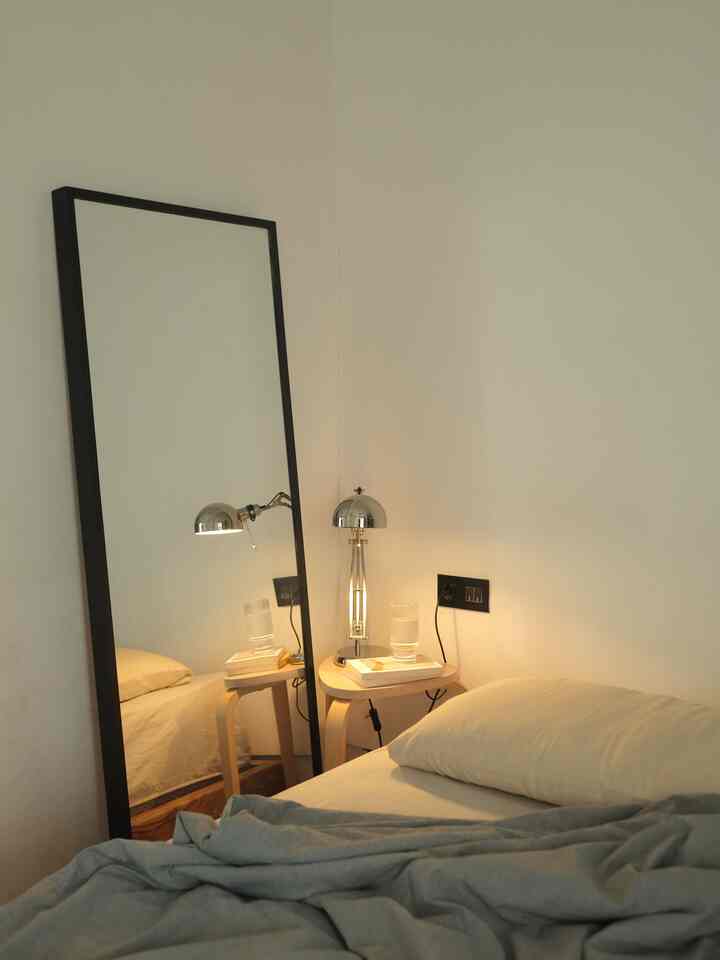 Pagi yang muram & refleksi lembut—saat minimalis bertemu kenyamanan ✨ #RoomAesthetic #SlowLiving