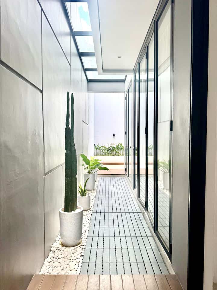 The Hallway
Kombinasi dengan unsur tropikal dan modern minimalis yang tersusun dari decking floor conwood dan runen ikea dan beberapa tanaman troppis, menghubungkan jalur pintu masuk menuju taman belakang🍃🍃

#hallway #Modern  #tropis #pathway #tamanberanda #tanaman #hijau #hijauhijau #Kaktus 