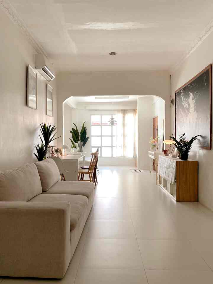 Open space goals gasiii??? Rumah aku sebenarnya tidak terlalu besar.. namun karena aku memilih ruangan open space dengan sedikit furniture dan jendela yang besar, ruangan jadi terkesan luas dan terang :) .. disini aku menggabungkan livingroom dan ruang kerja.. keluargaku paling sering berkumpul disini untuk menonton tv, bermain dan bercengkrama..aku sangat nyaman dengan desain ini..kalau ada acara kumpul-kumpul dirumah juga ga masalah karena ruangan ini bisa menampung cukup banyak orang :) #warnacatrumah #rumahopenspace #rumahtanpasekat #rumahlega #rumahminimalis #livingroomminimalist #ruangtamu 