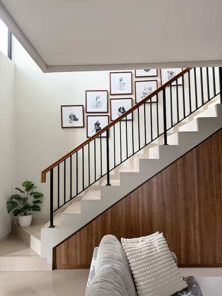 Tangga dirumah 43 🤎

Simple dan diberi sentuhan pajangan foto-foto hitam putih supaya nuansa nya minimalis.
Ngga lupa area bawah tangga nya dimanfaatkan untuk jadi kabinet tempat penyimpanan barang.

#Kabinet #BawahTangga 
#Tangga #Stairs #Hallway
#Frame #PajanganFoto
#Bandung #Cimahi 
#Cluster #RumahDeveloper
#Scandinavian 