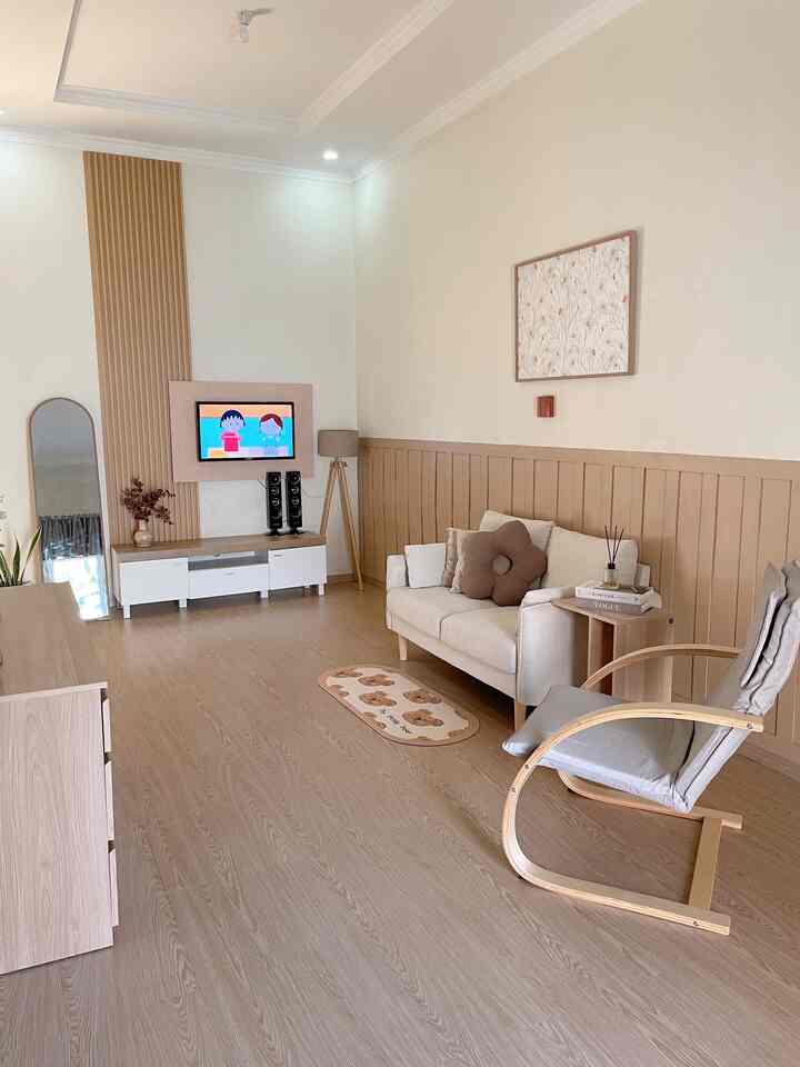 Living room yang sekaligus ruang keluarga. Ruangan favorit kami sekeluarga meskipun compact tapi kami akali dengan styling funiture unsur kayu dan berwarna terang. Sehingga membuat kesan ruangan menjadi warm dan luas 🤎

#RuanganTerbatas #RumahCompact #RumahMungil #WallPanel #VinylFloor #WallDecor #SofaMinimalis 