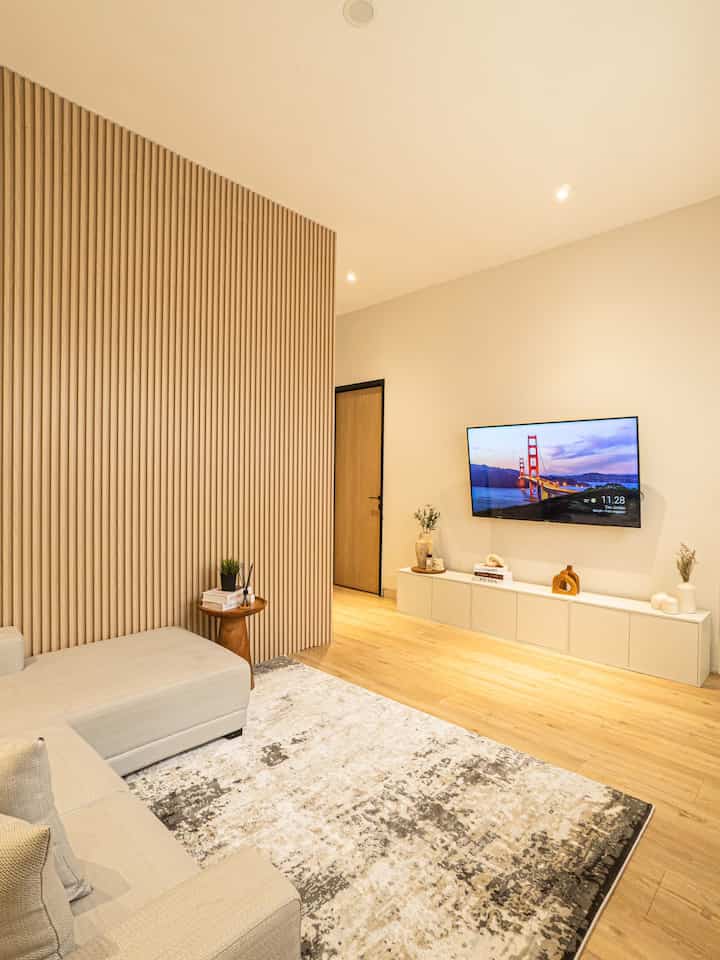 Trik simple buat ruang kecil terlihat besar, ini sudut rumahku yang paling suka dibuat tempat santai bareng. Design ruangan ini kita bikin simple, karena kita suka kumpul disini kita pilih sofa L yang sesuai dengan ukuran ruangan, untuk cat dinding kita pilih warna terang untuk kesan ruangan yg luas, dan aksen kayu pada wallpanel dan lantai untuk kesan rumah yang homey. Untuk credenza tv kita pilih kabinet mungil dengan tinggi 40cm dan lebar ke belakang 30cm  dengan warna putih. Ruangan jadi terasa lega dan clean ✨

#RumahCompact #RumahMungil #RuanganTerbatas #CatDinding #Wallpanel #KabinetSimple #AksenKayu