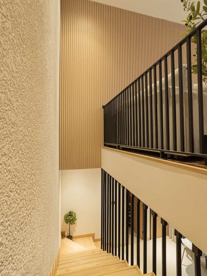 Salah satu sudut favoritku dirumah adalah area tangga ini, kecil tapi bikin nyaman. Tone warna yang kami pilih untuk area ini sama seperti di area living. Unsur kayu pada wallpanel dan lantai membuat area ini terasa hangat dan natural, untuk cat dinding kami menggunakan warna terang agar bisa memberikan efek ruangan yang luas. Oh ya! Yang paling aku suka di area tangga ini adalah dinding yang kami kamprot gosok, di tambah lampu spotlight yang menyinari teksturnya membuat dinding ini on point!

#RuanganTerbatas #RumahCompact #Rumahmungil #WarnaCatRumah #Wallpanel #DindingKamprotGosok #JendelaBesar #LantaiSpc #AreaTangga #TanggaEstetik 
