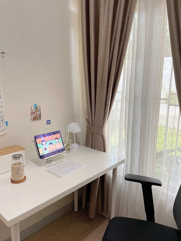 Area workspace dengan sentuhan beberapa dekorasi dari welcome kit Ohouse season 9. Area ini tadinya berada di sudut tembok ujung kamar saat ini dipindahkan dekat dengan jendela alasannya supaya lebih sejuk dan segar ketika jendela dibuka. Selain itu bisa bekerja sambil melihat tanaman hijau di taman.

#WorkSpace #AreaKerja #MejaIkea #KursiKerja #LampuMeja