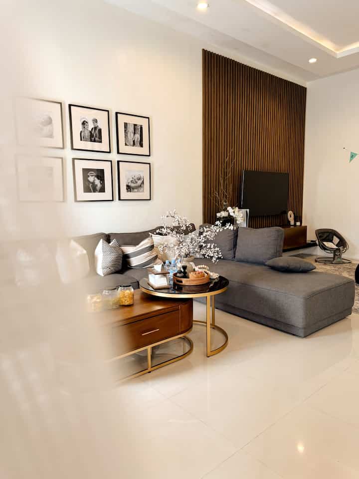 Ruangan open space di rumah kami yaitu ruang tamu dg ruang Tv/ruang keluarga. Meskipun area depan cukup luas, kami tetap memilih konsep open space supaya sirkulasi udara dan pencahayaan di rumah lebih baik.  #LivingRoom #LivingRoomInspo #MejaKayuJati #WallFrame #LantaiGranit #GranitTile #RumahOpenSpace #RumahTanpaSekat #RumahLega