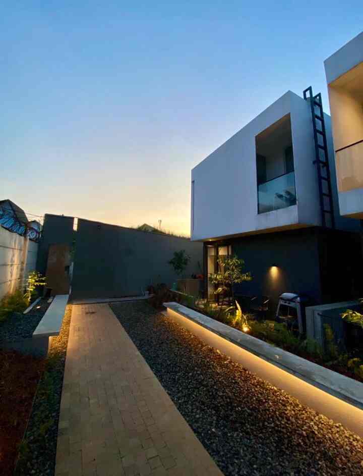 Bukan hanya interior, tapi exterior juga open space konsepnya. Rasanya sangat lega dan kekeluargaan lebih erat. #batusplit #cattembokjotun #jotashield #alatbarbeque #rumahminimalis #rumahmonokrom #depok #rumahcluster