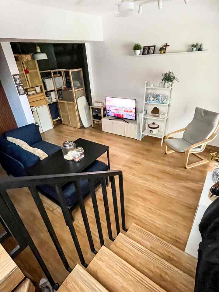 Memiliki Rumah Mungil memang agak tricky dalam menata furniture, untuk itu kami menerapkan konsep OpenSpace dari buka pintu ke Living Room, Dapur dan Area Penyimpanan.

Desain rumah kecil tapi maksimal! Dapurku menyatu dengan ruang tamu, jadi lebih praktis buat masak sekaligus ngobrol sama keluarga.
Tunjukkan solusi desain/home styling untuk membuat ruang kecil terlihat ✨💫

#RumahOpenSpace #RumahTanpaSekat #RumahLega #Catdinding #LantaiGranitKayu #KursiPoang #RakIkea #AmbalanPutih #SofaKasur #MejaMakan #MejaTV