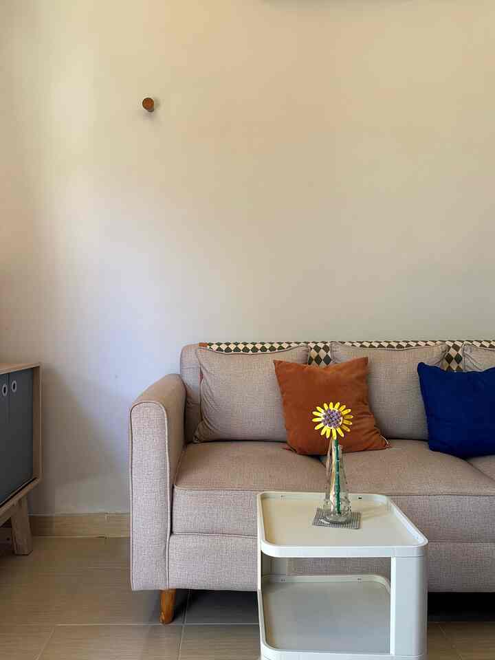 Styling Sofa Minimalis 🌻

Untuk memaksimalkan penggunaan ruang di living room, kami memilih sofa 3 seater untuk area ini.
Dengan mengganti warna cushion sofa dan menambahkan selimut di bagian sandaran, tampilan sofa akan terlihat lebih dinamis dan tidak monoton, serta bisa disesuaikan dengan kebutuhan.

Jangan lupa untuk menambahkan karpet, vas bunga, dan aksesoris berwarna sebagai dekorasi agar area living room semakin cantik dan menarik.

#stylinglivingroom
#livingroom
#sofaminimalis
#rumahminimalis
#rumahkecil
#lemariruangtamu 
#sarungbantal
#selimutsofa
#vasbunga
#rakdinding 
#cermininterior 
