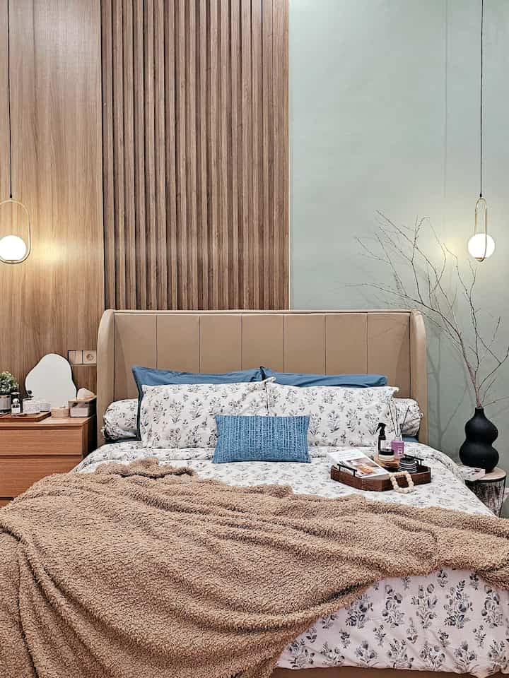 Kamar utama YYhouse, kamar impian karena telah memilik kamar mandi dalam. Kamar ini sering kami styling dengan berbagai macam motif bedsheet. Selain itu untuk dinding kami mix sebagian area dengan wallpanel motif kayu agar nuansanya lebih hangat.
#BedroomInspo #MasterBedroom #BedroomStyling #BedroomDesign #Wallpanel #DisainKamarTidur #KamarTidurUtama #InspirasiKamar #DesainKamar