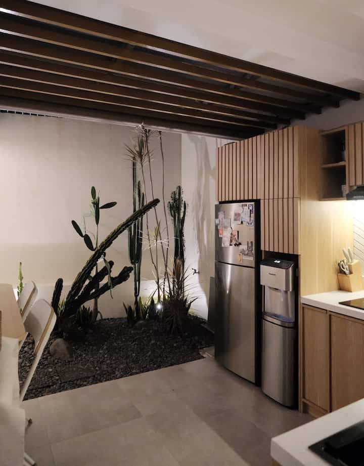 Suasana area dining semi outdoor di malam hari🌙 
Area kitchen & dining semi outdoor ini menggunakan perpaduan indirect light dan spot light untuk menciptakan ambience yang hangat.
Indirect light dipasang di area kitchen set sementara spot light di area taman kering untuk memunculkan pembayangan daun-daun ke dinding yang menambah nilai estetika dan bisa dinikmati seraya bersantai di are dining✨

#KaktusKoboi #KaktusCentong #TanamanYucca #KitchenStyling #DiningRoomStyling #DiningRoomInspo #DiningRoomDecot
