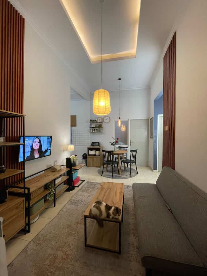 Living room open space itu seperti kanvas kosong yang penuh potensi! 🛋️✨ Dengan layout terbuka, setiap sudut terasa lebih luas, sirkulasi cahaya dan udara jadi maksimal, dan pastinya lebih fleksibel untuk diatur sesuai kebutuhan.

Di ruang ini, semuanya mengalir, dari waktu santai bareng keluarga, quality time dengan anak-anak, sampai momen cozy di malam hari dengan lampu yang hangat. 🌙☕

Kadang, less wall memang lebih asik, ya? 🤍
⠀
#rumahfans #homedecorideas #livingspace #interiorinspo #openconceptliving #rumahtanpasekat #rumahopenspace #minimalisindustrial #warnacatrumah #nevertoosmall #ruangterbatas #rumahcompact #japandiindustrial