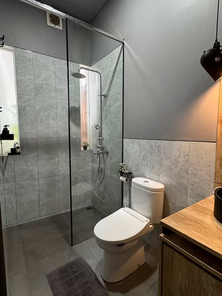 Sanitary Hitam? Why Not?

2025 mengganti sedikit demi sedikit sanitary ke
Warna hitam, karena lebih elegan, simple dan modern 

Awalnya ragu, tapi nekadd eehh hasilnya kereen doong 

#bumitimi #bathroom #idekamarmandi #kamarmandi #kamarmandiestetik #desainkamarmandi #kamarmandikecil #luasankamandi