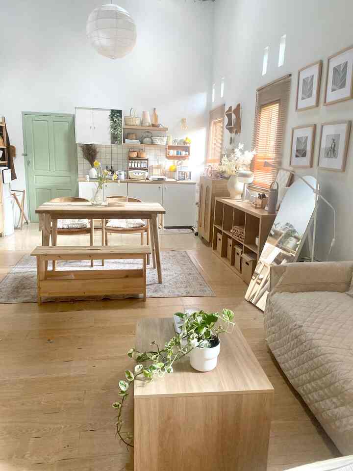 Open space di rumah kediaman adiba
Kenapa kok aku pilih konsep open space? Karna biar lega, sebagai ruang komunal keluarga kecil kami untuk berkumpul menghabiskan waktu bersama
Dengan ukuran panjang 7 meter x lebar 4 meter sudah bisa menampung living dining kitchen menjadi 1 ruang. Ruangan ini kami konsep korean japandi (koreanya masuk, japandinya ala kayu kayu an, scandi nya white and wood 🤎🤍
Gmna klo tetangga online pilih konsep open space atau bersekat kah? #kitchenset #knoxhultikea #lantaivinylstiker #catwarnarumah #warnacatrumah #rumahopenspace #rumahtanpasekat #rumahlega #home #homedecor #homesweethome #homedecoration #homemakeover #rumah #rumahminimalis #rumahidaman #openspace #konseprumah #Openspace #homestyling