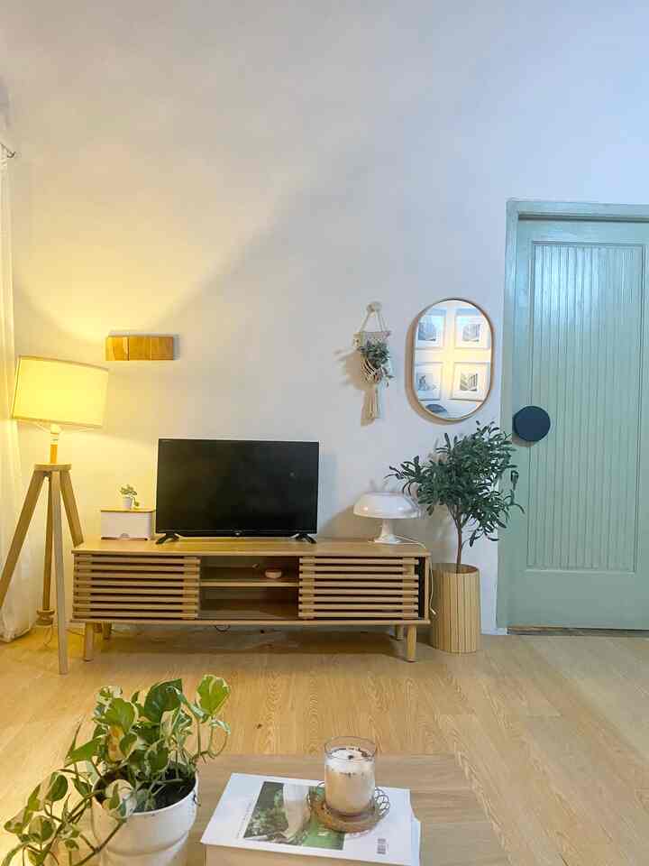 Night vibes di rumah kediaman rumah
Aku paling sering gunain elemen lampu dalam mendekor rumahku
Karna lampu sangat memegang peranan penting dalam membuat rumah terkesan warm and cozy
Kebanyakan lampu di rumah ini menggunakan warm white jadi ga berasa terang mencolok tapi lebih ke warm ambience #warnacatrumah #lantaivinylstiker #kitchensetminimalis #pintuaesthetic #nightvibes #Lampudinding #lampuminimalis #rumahscandi #rumahjapandi #rumahminimalis