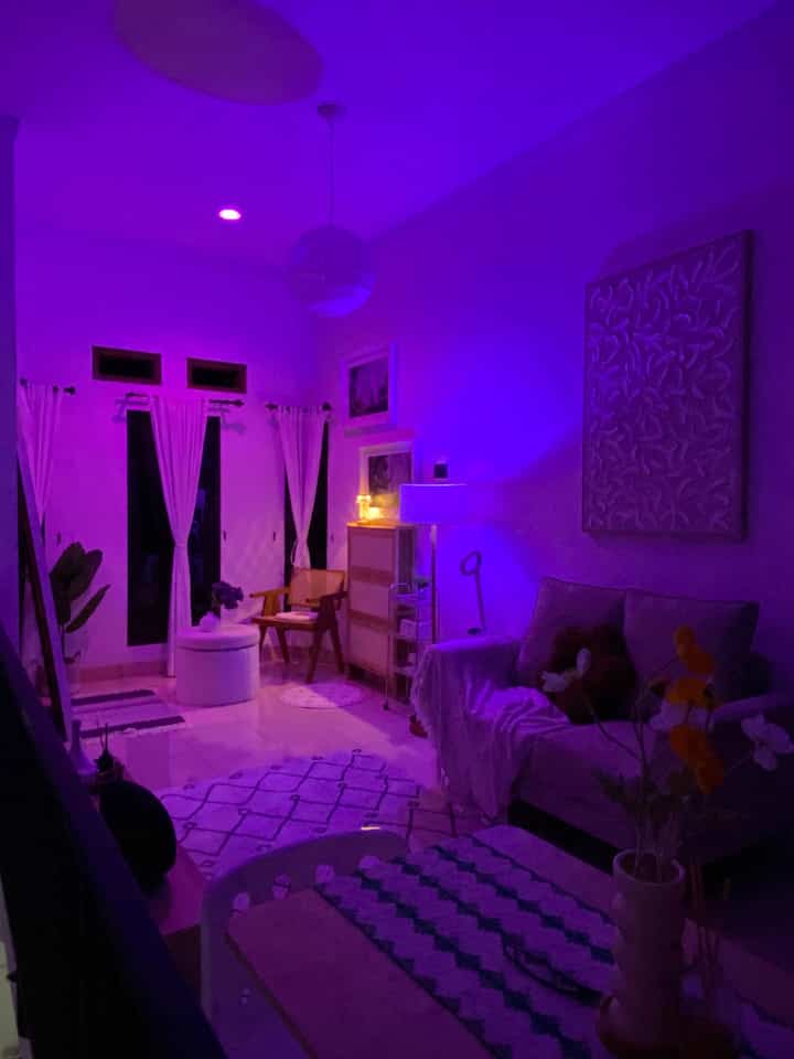 Nuansa malam di rumah 💕

#lampugantung #sofa2seater #sofaruangtamu #standingfloorlamp #karpetturkey #pohonpisangartificial #catrumahminimalis #throwblanket