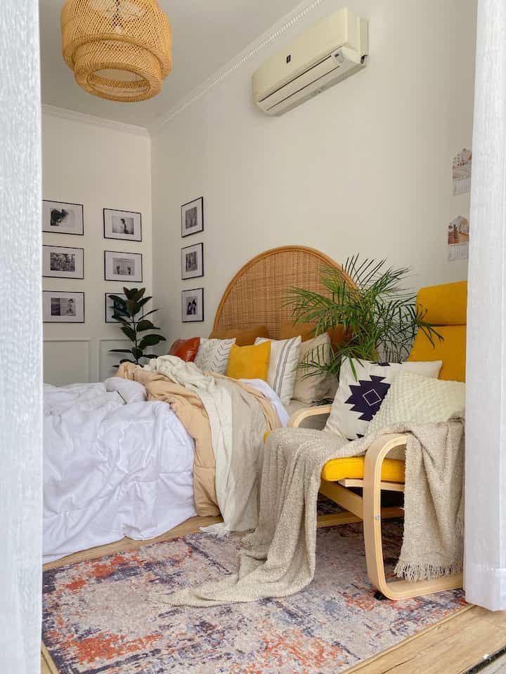 Keuntungan Loose Furniture ✨

Kalau kamu tipe yang gampang bosan dan suka bereksperimen dengan layout, loose furniture bisa jadi pilihan terbaik!

Karena loose furniture memang juara soal fleksibilitas, dan rasanya tuh ada kepuasan tersendiri pas berhasil mengubah suasana ruangan hanya dengan memindahkan satu-dua furnitur

Loose furniture punya beberapa keuntungan dibandingkan custom atau built-in furniture, terutama jika kamu mengutamakan fleksibilitas dan efisiensi. Berikut beberapa keuntungannya:

#1 Fleksibel dan Mudah Dipindahkan

Loose furniture bisa dengan mudah dipindahkan atau diatur ulang sesuai kebutuhan. Kalau kamu bosan dengan layout ruangan, tinggal geser atau pindahkan ke sudut lain.

#2 Pilihan Desain Lebih Variatif

Tersedia banyak pilihan desain, material, dan warna untuk loose furniture. Kamu nggak perlu pusing memikirkan desain dari awal seperti saat membuat custom furniture. Tinggal pilih yang paling sesuai dengan konsep ruanganmu.

#3 Ramah Budget

Loose furniture biasanya lebih terjangkau dibandingkan built-in furniture, terutama karena kamu nggak perlu membayar jasa tukang atau material khusus. Ada banyak opsi budget-friendly dengan desain estetik yang tetap berkualitas.

#4 Bisa Dibawa Saat Pindah Rumah

Kalau kamu berencana untuk pindah atau sering berpindah tempat tinggal, loose furniture jelas lebih praktis. Nggak seperti built-in yang menyatu dengan bangunan, loose furniture bisa dibawa tanpa repot.

#5 Proses Pembelian Lebih Cepat

Membeli loose furniture bisa langsung jadi solusi cepat tanpa harus menunggu proses pengerjaan yang memakan waktu, seperti pada custom furniture.

Jadi, kalau kamu suka fleksibilitas dan perubahan, loose furniture bisa jadi pilihan terbaik!

Kamu sendiri lebih suka loose furniture atau built-in ? 

#KursiMinimalis
#KursiBerlengan
#Kursi
#WarnaCatRumah
#HeadboardRotan
#Headboard
#KarpetMinimalis
#KarpetAbstrak
#WallMoulding
#InspirasiKamar
#KamarTidur
#Scandinavian
#Bohemian
#ScandiBoho