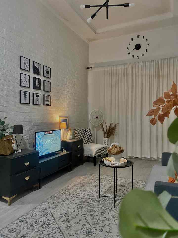 Konsep ruangan dengan luas terbatas tapi tetap ada ruang TV alias kumpul keluarga dan ada ruang tamu

 #livingroom #livingroomideas #rumahminimalis #rumahmonochrome #rumahdeveloper #konsepminimalis