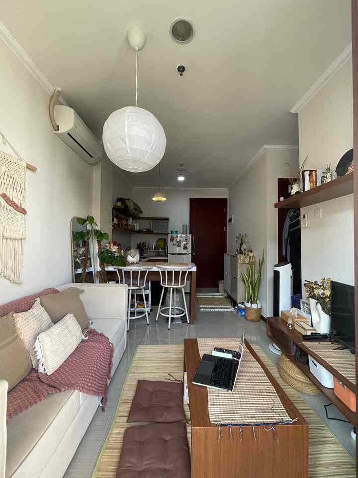 Suasana apatora saat sore hari masih terbilang adem, karena konsep suasana apart ini yg seperti garden house dan lowrise jadi saat pintu balkon dan jendela terbuka, ketika angin sore berhembus,bunyi suara pohon,  juga burung selalu terdengar dari dalam. 

#Livingroom #sofa #cushion #lamp #lampion #Kitchenset #KitchenSetMinimalis #Warnacatrumah #Apartemen #lowriseapartemen  #RumahOpenSpace #RumahTanpaSekat #RumahLega 