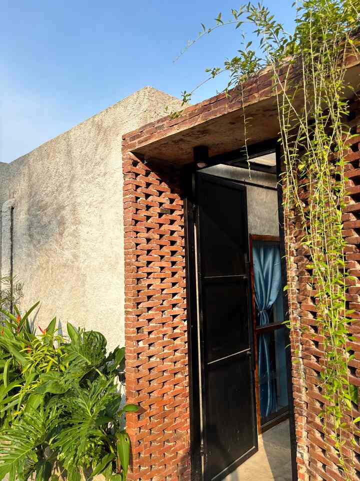 Rumah kita ini menghadap barat jadi kalau sore sinar senja masuk ke dalam yaa walaupun panas tapi kita nikmatin aja lah namanya juga perumahan hehee

Tp dari depan sini banyak banget cerita yang kita bangun sampai mendapatkan tampilan seperti ini.

#rumadisanata #industrial #rumahindustrial #rumahsubsidi #rumahminimalis #rumahkecil #rumahtropis #tropisindustrial #rumahsubsidi #minimalis #roster #industrial #tropis #industrialtropis #batamerah 