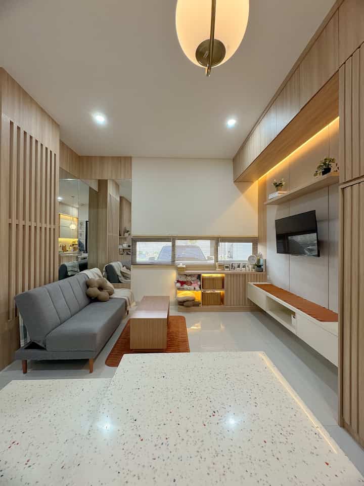 Ini dia before-after dari rumahku. 🤩
Ini area lantai 1 ya, bisa diliat di postingan sebelumnya kalau lantai 1 ku itu open space jadi living room dan kitchen itu gabung tanpa sekat..
Rumahku luas tanahnya 78. Jadi kebayang lah yaa ukurannya kayak gimana.. agak-agak mini gitu tapi sangat cukup untuk keluargaku yang masih 3 orang ini 🤩❤️ #RumahTanpaSekat #BeforeAfter #RenovasiRumah #DekorasiRumah #RumahImpian #MakeOverRumah #RumahImpian 