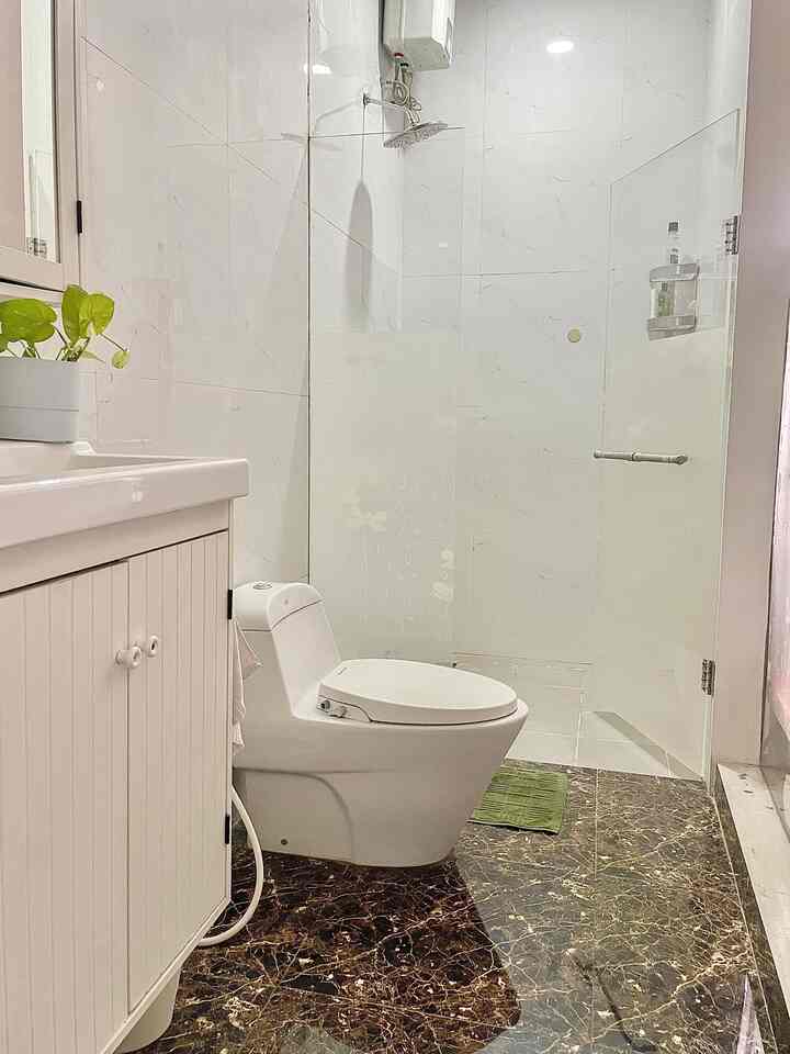 Minimalist Master Bathroom..

Tujuan utama design minimalis pada master bathroom kami adalah kemewahan yang sederhana dan easy maintenance. Mewah dari segi materialnya merupakan level menengah ke atas. Tidak begitu banyak aksesoris yang membuat look simple. Beberapa material yang dipakai saya pilih dengan hati-hati dan banyak membaca review:
1. Lantai kamar mandi (lantai shower), tipe rocktile tidak begitu kasar di kaki namun terasa mate, saat terkena air sabun tidak terasa licin. Aman sekali dipakai sampai masa tua nanti. 
2. Lantai granit glossy dark brown saya pakai untuk area toilet dan hand washing station. Looknya mewah namun memberikan kesan natural.
3. Water heater tipe listrik saya gunakan sejak 2018. Sejauh ini aman dipakai.
4. Toilet duduk yang nyaman dan easy maintenance juga penting, karena tidak membutuhkan banyak sabun. Cukup sikat rutin saja tanpa sabun jadi aman sekali untuk bakteri dalam septic tank.
5. Aksesoris tempat sabun saya pilih dari material aluminium yang tahan air. Cukup di lap saja untuk membersihkannya.

#KeramikKamarMandi #KeramikLantai #LantaiKamarMandi #ToiletDuduk #WaterHeater #WallStorage #RakSudut #RenovasiKamarMandi #BathroomMakeOver #InspirasiKamarMandi