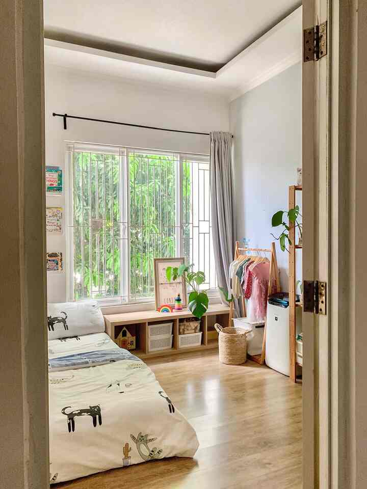 Before & After: Bedroom transformation..

Slide 1: Kamar ini satu-satunya kamar yang saya pasang SPC. SPC merupakan material flooring yang bikin look langsung fantastis namun juga fungsional. Ketebalannya 5 mm cukup untuk mengurangi benturan ketika anak-anak terjatuh. Aman sekali kaan.. Pemasangannya yang tidak menggunakan lem juga jadi dasar pertimbangan saya. Tidak merusak lantai kamar, dan terhindar dari zat lem yang toxic untuk anak-anak.
Slide 2: foto kamar sebelum pemasangan SPC dari angle yang sama. Berasa banget kaaan bedanya..
Slide 3 & 4: before & after dari angle bathroom

Semoga menginspirasi..

#LantaiSPC #ScandinavianBedroom #MaterialRenovasi #MaterialMurah #RenovasiAffordable