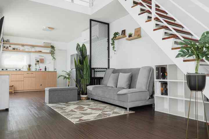 salah satu ruangan favorit di rumah.nv
tempat untuk berkumpul dan menghabiskan waktu bersama.
Kita menggunakan kotak penyimpanan untuk menyimpan mainan anak-anak agar ruangan terlihat rapi. 🥳 

#ruangkeluargalegal #RumahOpenSpace #RumahTanpaSekat #RumahLegalivingroom #sofaminimalis #karpetruangtamu #boxstorage #TanamanDeco #ruangankecil #rumahlega